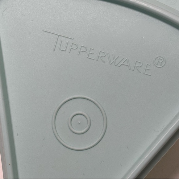 Set of 2 vintage Tupperware pie slice keepers 269-16 with mint green lids 268-15 - Picture 3 of 7